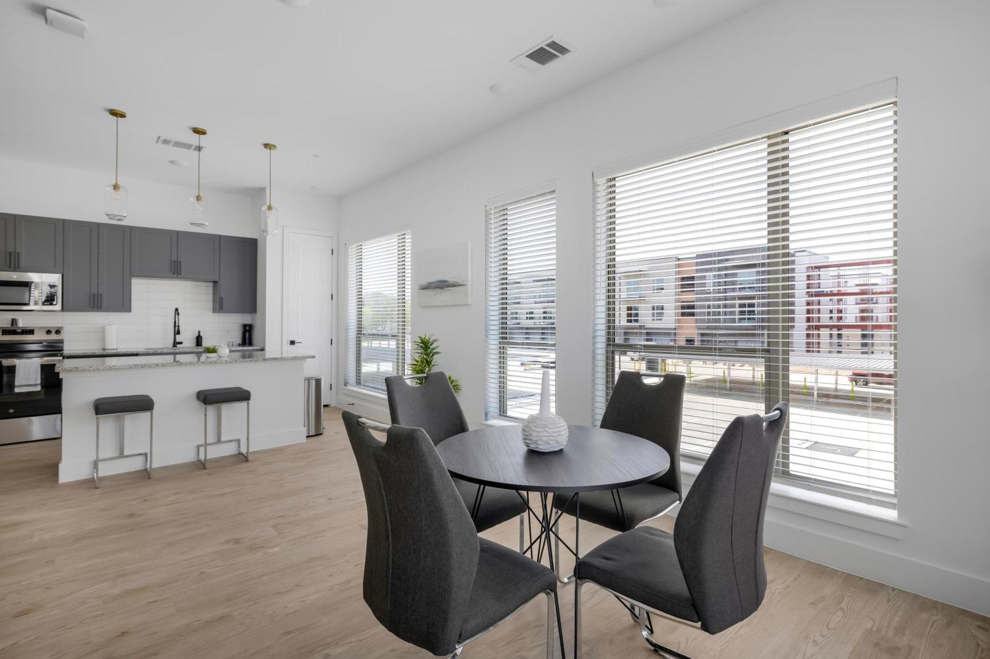 Railyard Apartments By Barsala Дентон Номер фото